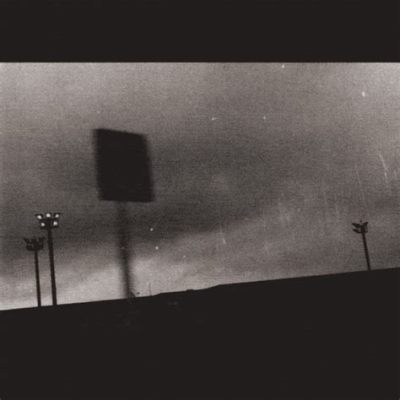 Godspeed You! Black Emperor - 'The Dead Flag Blues'  Un épico viaje post-rock que combina la melancolía contemplativa con crescendos apocalípticos